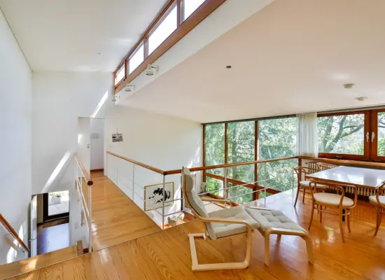 Galerie mit offenem Essbereichder Immobilien: Architektonisches Unikat in Alleinlage – Sichtbeton trifft Naturidylle mit Schlossblick! (Foto)