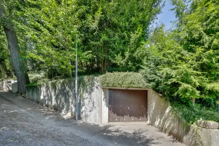 Garageder Immobilien: Architektonisches Unikat in Alleinlage – Sichtbeton trifft Naturidylle mit Schlossblick! (Foto)