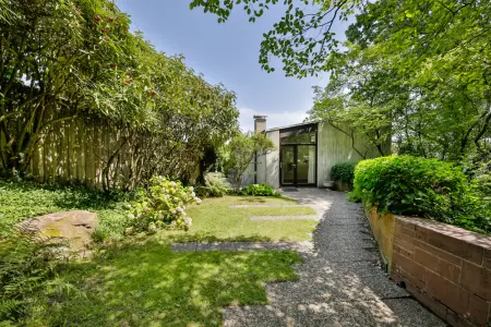 Außenansicht der Immobilie: Architektur trifft Natur – außergewöhnliches Zuhause in idyllischer Ortsrandlage mit Schlossblick! (Foto)
