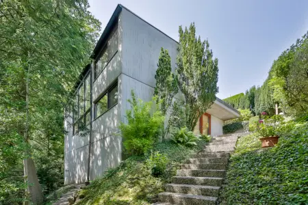 Außenansichtder Immobilien: Architektonisches Unikat in Alleinlage – Sichtbeton trifft Naturidylle mit Schlossblick! (Foto)