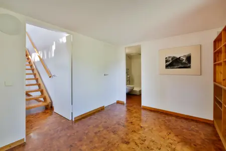 Eingansbreichder Immobilien: Architektonisches Unikat in Alleinlage – Sichtbeton trifft Naturidylle mit Schlossblick! (Foto)