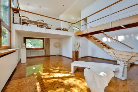 Atelierder Immobilien: Architektonisches Unikat in Alleinlage – Sichtbeton trifft Naturidylle mit Schlossblick! (Foto)