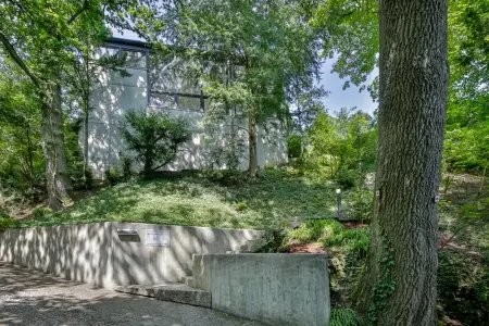 Außenansichtder Immobilien: Architektonisches Unikat in Alleinlage – Sichtbeton trifft Naturidylle mit Schlossblick! (Foto)