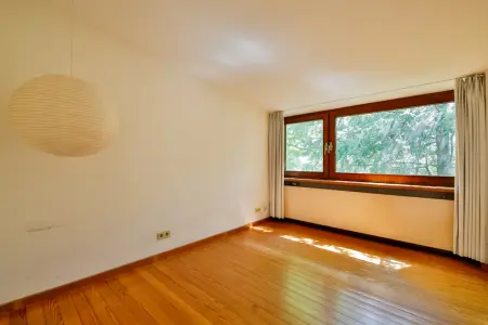 Schlafzimmer der Immobilie: Architektur trifft Natur – außergewöhnliches Zuhause in idyllischer Ortsrandlage mit Schlossblick! (Foto)