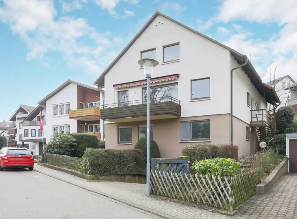 Straßenansichtder Immobilien: Sanierungsbedürftiges Platzwunder für mehrere Generationen oder Großfamilie! (Titelbild)