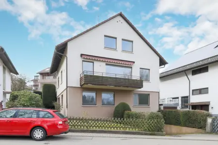 Straßenansichtder Immobilien: Sanierungsbedürftiges Platzwunder für mehrere Generationen oder Großfamilie! (Foto)