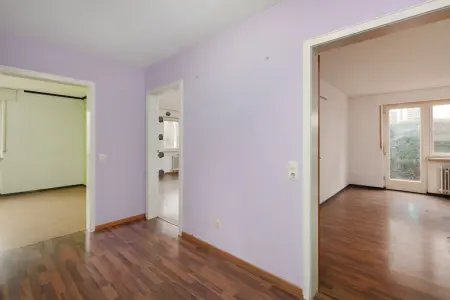 Flur UGder Immobilien: Sanierungsbedürftiges Platzwunder für mehrere Generationen oder Großfamilie! (Foto)