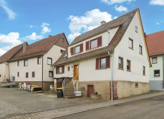 Straßenansichtder Immobilien: Platz für Natur, Ruhe und Gestaltung - Historisches Haus mit viel Potenzial! (Foto)