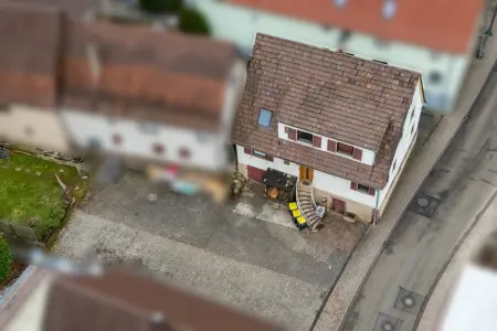 Luftansicht Gebäudeder Immobilien: Platz für Natur, Ruhe und Gestaltung - Historisches Haus mit viel Potenzial! (Foto)