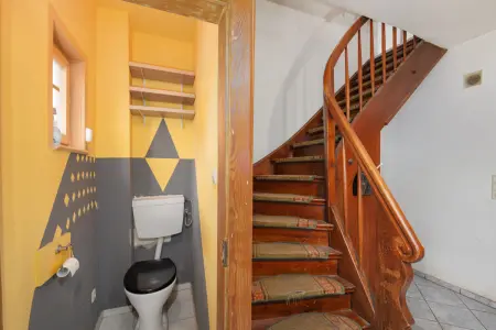 Separates WC und Treppenhaus EGder Immobilien: Platz für Natur, Ruhe und Gestaltung - Historisches Haus mit viel Potenzial! (Foto)