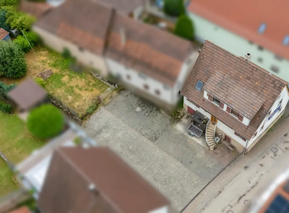 Luftansichtder Immobilien: Platz für Natur, Ruhe und Gestaltung - Historisches Haus mit viel Potenzial! (Titelbild)