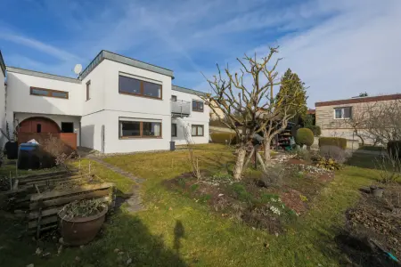 Rückansicht/Gartender Immobilien: Flachdachbungalow in bester Lage! (Foto)