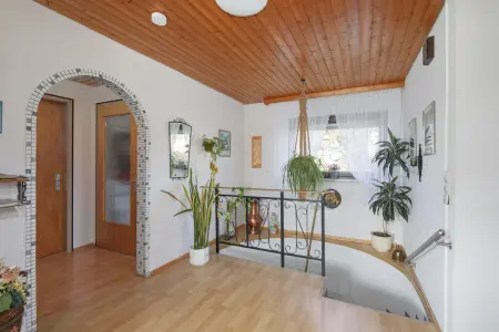 Eingangsbereich und Treppenhaus EGder Immobilien: Flachdachbungalow in bester Lage! (Foto)