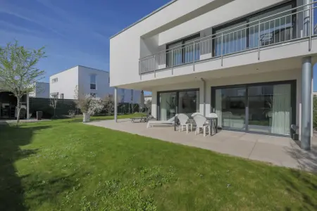 Rückansicht mit Terrasse und Gartender Immobilien: Exklusives hochwertiges Einfamilienhaus im beliebten Wohngebiet „Cité“ von Baden-Baden (Foto)