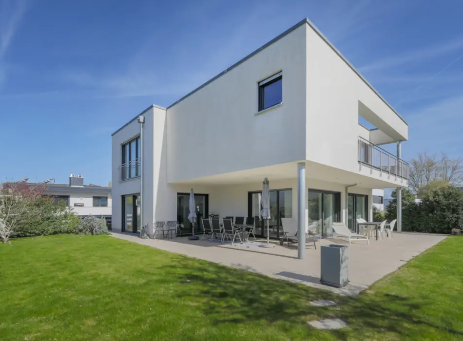 Rückansicht und Gartender Immobilien: Exklusives hochwertiges Einfamilienhaus im beliebten Wohngebiet „Cité“ von Baden-Baden (Titelbild)