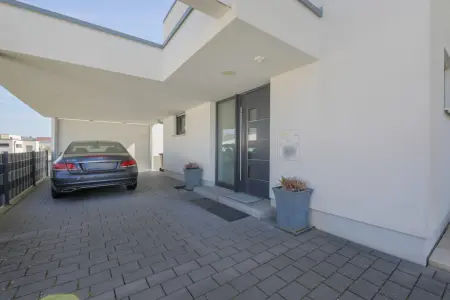 Hauseingang und Stellplatzder Immobilien: Exklusives hochwertiges Einfamilienhaus im beliebten Wohngebiet „Cité“ von Baden-Baden (Foto)