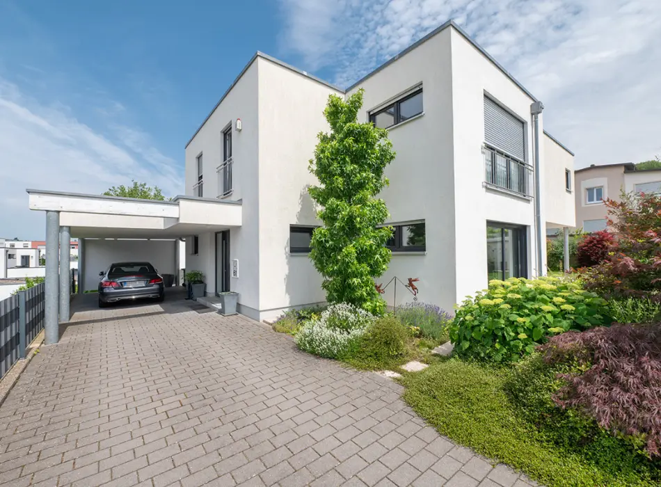 Straßenansichtder Immobilien: Exklusives hochwertiges Einfamilienhaus im beliebten Wohngebiet „Cité“ von Baden-Baden (Foto)