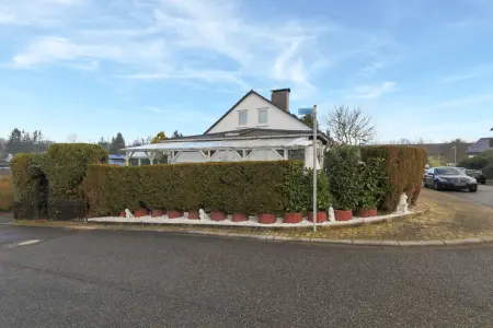 Straßenansichtder Immobilien: Familienschatz Hideaway + ca. 55 m² Einliegerwohnung! (Foto)