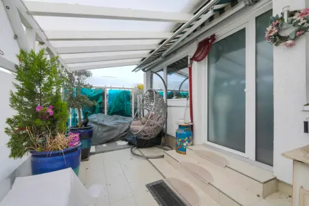 Überdachte Terrasse EGder Immobilien: Familienschatz Hideaway + ca. 55 m² Einliegerwohnung! (Foto)