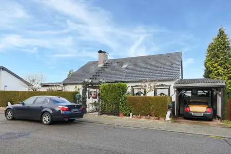 Straßenansichtder Immobilien: Familienschatz Hideaway + ca. 55 m² Einliegerwohnung! (Foto)