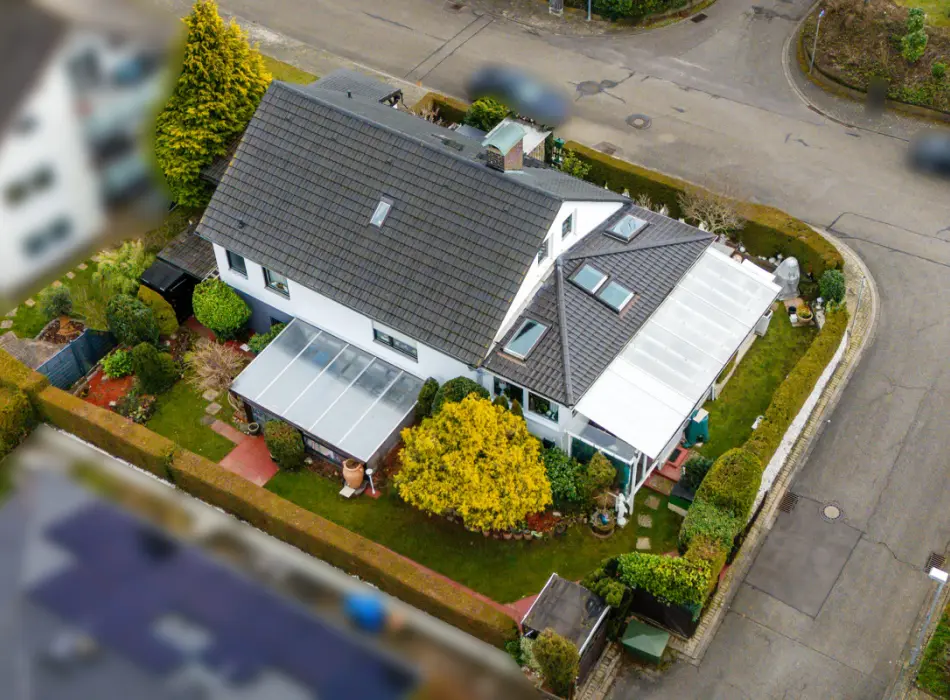 Luftansichtder Immobilien: Familienschatz Hideaway + ca. 55 m² Einliegerwohnung! (Titelbild)