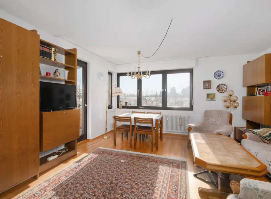 Wohnzimmer und Essbereichder Immobilien: 2-Zi.-ETW in ruhiger Lage - MIT VIEL GRÜN DRUM HERUM! (Titelbild)