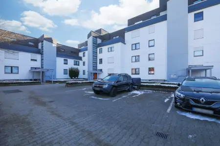 Außenansicht mit Parkbereichder Immobilien: 2-Zi.-ETW in ruhiger Lage - MIT VIEL GRÜN DRUM HERUM! (Foto)