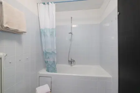 Badezimmerder Immobilien: 2-Zi.-ETW in ruhiger Lage - MIT VIEL GRÜN DRUM HERUM! (Foto)