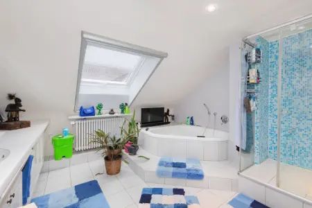Badezimmer DG der Immobilie: Jetzt zugreifen! 3 Wohnhäuser auf 2 Flurstücken (Foto)