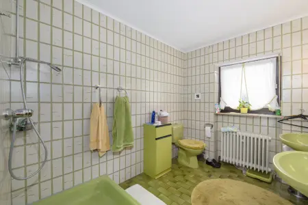 Badezimmer EG der Immobilie: Familienfreundliches Zuhause mit tollem Ausblick, Stellplatz, Balkon und Terrasse! (Foto)