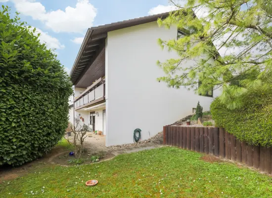 Rückansicht und Garten der Immobilie: Familienfreundliches Zuhause mit tollem Ausblick, Stellplatz, Balkon und Terrasse! (Foto)