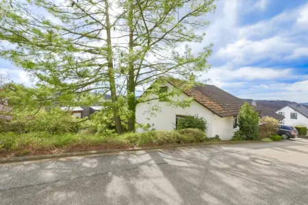 Straßenansicht der Immobilie: Familienfreundliches Zuhause mit tollem Ausblick, Stellplatz, Balkon und Terrasse! (Foto)