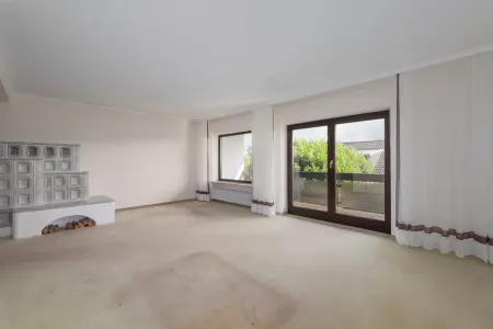 Wohnzimmer EG - geräumt der Immobilie: Familienfreundliches Zuhause mit tollem Ausblick, Stellplatz, Balkon und Terrasse! (Foto)