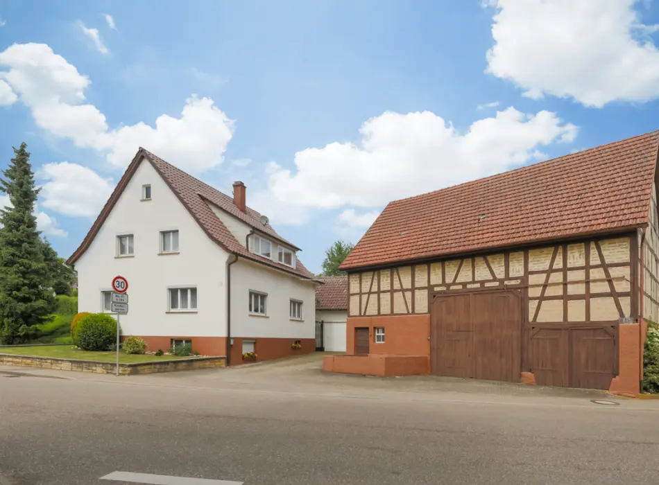 Straßenansichtder Immobilien: Ein Zuhause für Herz und Familie – mit Garten, Charme und viel Platz zum Leben! (Titelbild)