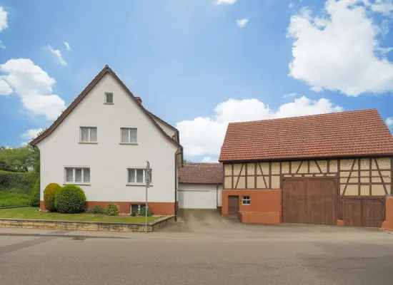 Straßenansichtder Immobilien: Ein Zuhause für Herz und Familie – mit Garten, Charme und viel Platz zum Leben! (Foto)