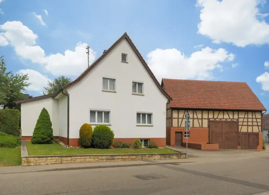 Straßenansichtder Immobilien: Ein Zuhause für Herz und Familie – mit Garten, Charme und viel Platz zum Leben! (Foto)