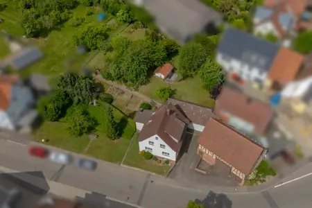 Luftansichtder Immobilien: Ein Zuhause für Herz und Familie – mit Garten, Charme und viel Platz zum Leben! (Foto)