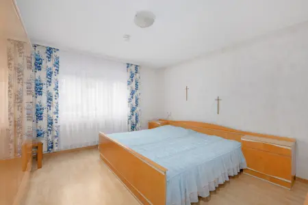 Schlafzimmer EGder Immobilien: Ein Zuhause für Herz und Familie – mit Garten, Charme und viel Platz zum Leben! (Foto)