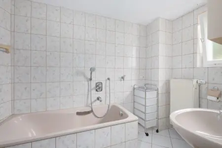 Tageslichtbadezimmer EGder Immobilien: Ein Zuhause für Herz und Familie – mit Garten, Charme und viel Platz zum Leben! (Foto)