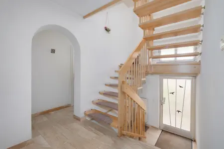 Treppenhaus und Eingangder Immobilien: Ein Zuhause für Herz und Familie – mit Garten, Charme und viel Platz zum Leben! (Foto)