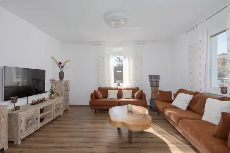 Wohnzimmer OGder Immobilien: Einziehen & wohlfühlen – Modernisiertes Zweifamilienhaus mit Wow-Effekt! (Foto)