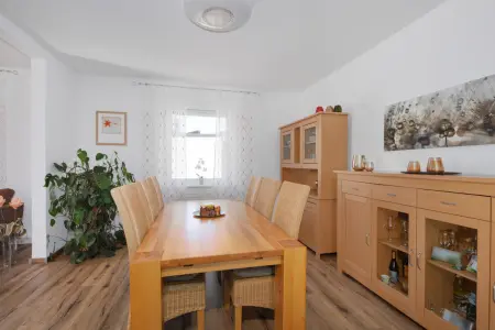 Esszimmer OGder Immobilien: Einziehen & wohlfühlen – Modernisiertes Zweifamilienhaus mit Wow-Effekt! (Foto)