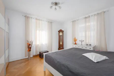 Schlafzimmer EGder Immobilien: Einziehen & wohlfühlen – Modernisiertes Zweifamilienhaus mit Wow-Effekt! (Foto)