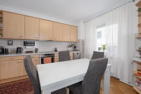 Küche EGder Immobilien: Einziehen & wohlfühlen – Modernisiertes Zweifamilienhaus mit Wow-Effekt! (Foto)