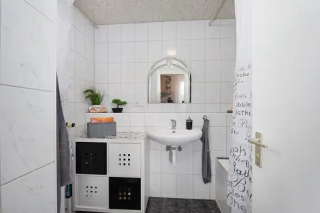 Badezimmer EGder Immobilien: Einziehen & wohlfühlen – Modernisiertes Zweifamilienhaus mit Wow-Effekt! (Foto)