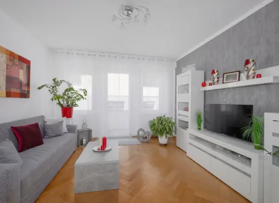 Wohnzimmer EGder Immobilien: Einziehen & wohlfühlen – Modernisiertes Zweifamilienhaus mit Wow-Effekt! (Foto)