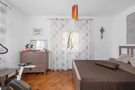 Schlafzimmer EGder Immobilien: Einziehen & wohlfühlen – Modernisiertes Zweifamilienhaus mit Wow-Effekt! (Foto)