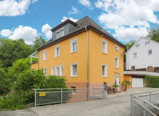 Straßenansichtder Immobilien: Einziehen & wohlfühlen – Modernisiertes Zweifamilienhaus mit Wow-Effekt! (Titelbild)