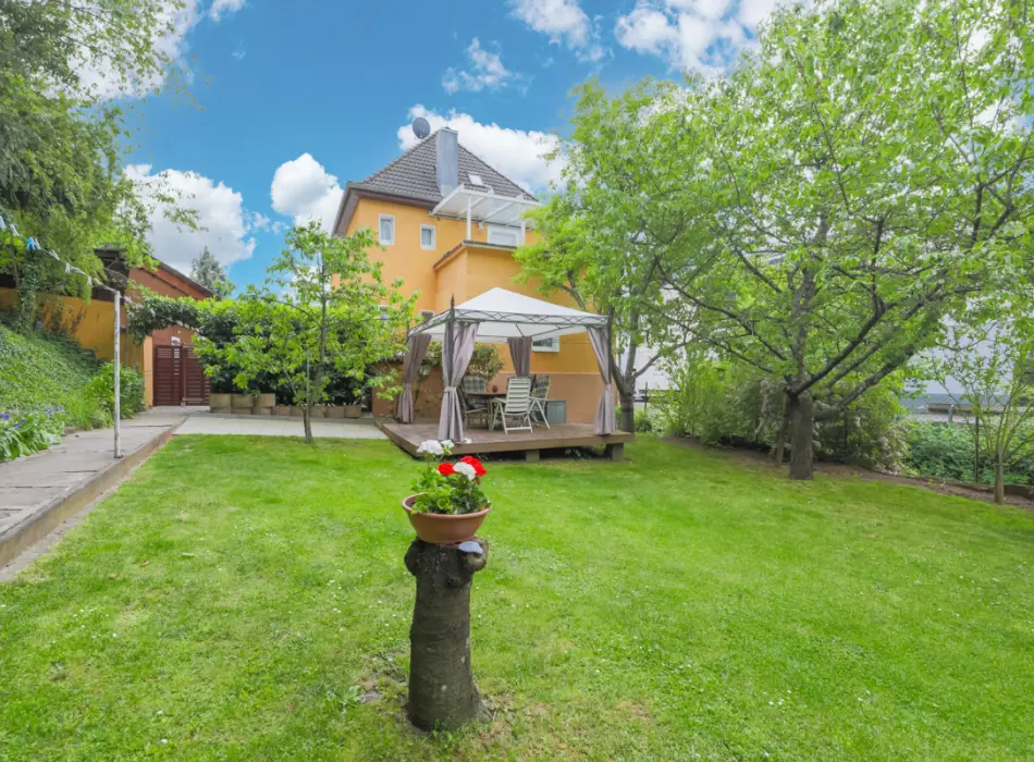 Rückansicht und Gartender Immobilien: Einziehen & wohlfühlen – Modernisiertes Zweifamilienhaus mit Wow-Effekt! (Foto)