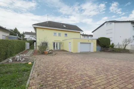 Vorderansicht der Immobilie: Großzügiges Einfamilienhaus in ruhiger Lage (Titelbild)